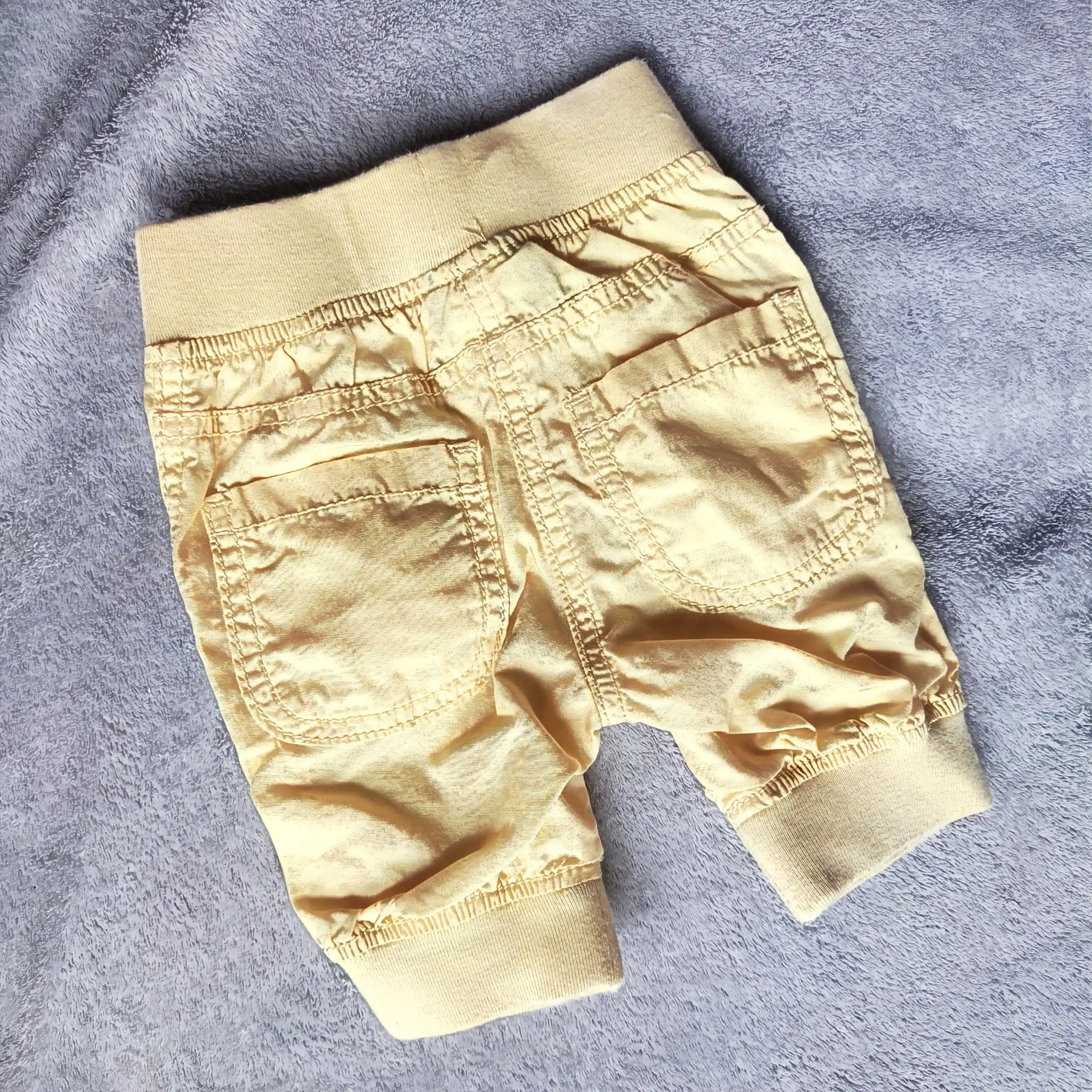 Žluté plátěné kraťasy Next vel. 68