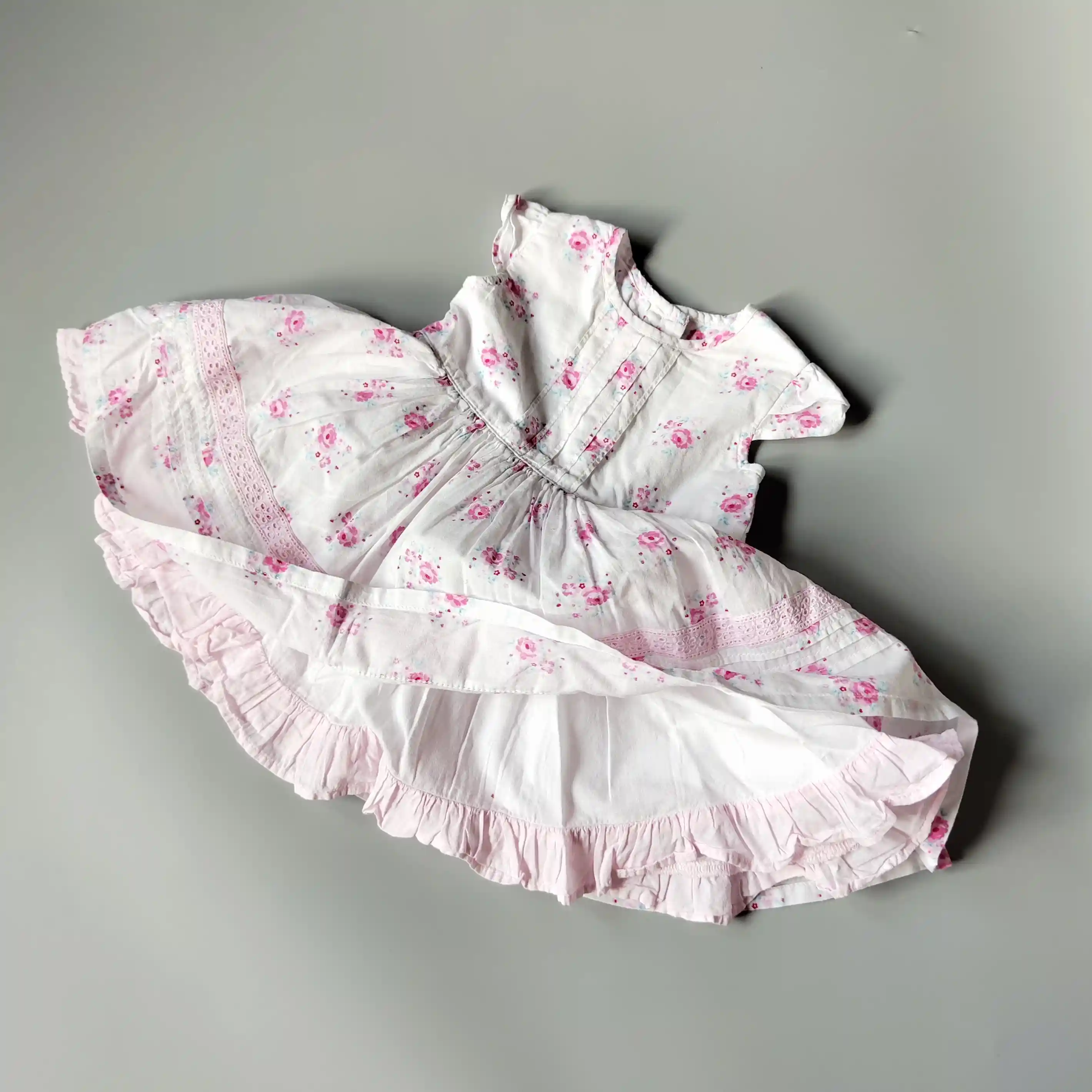 Šaty George vel. 68 bílé s růžičkami