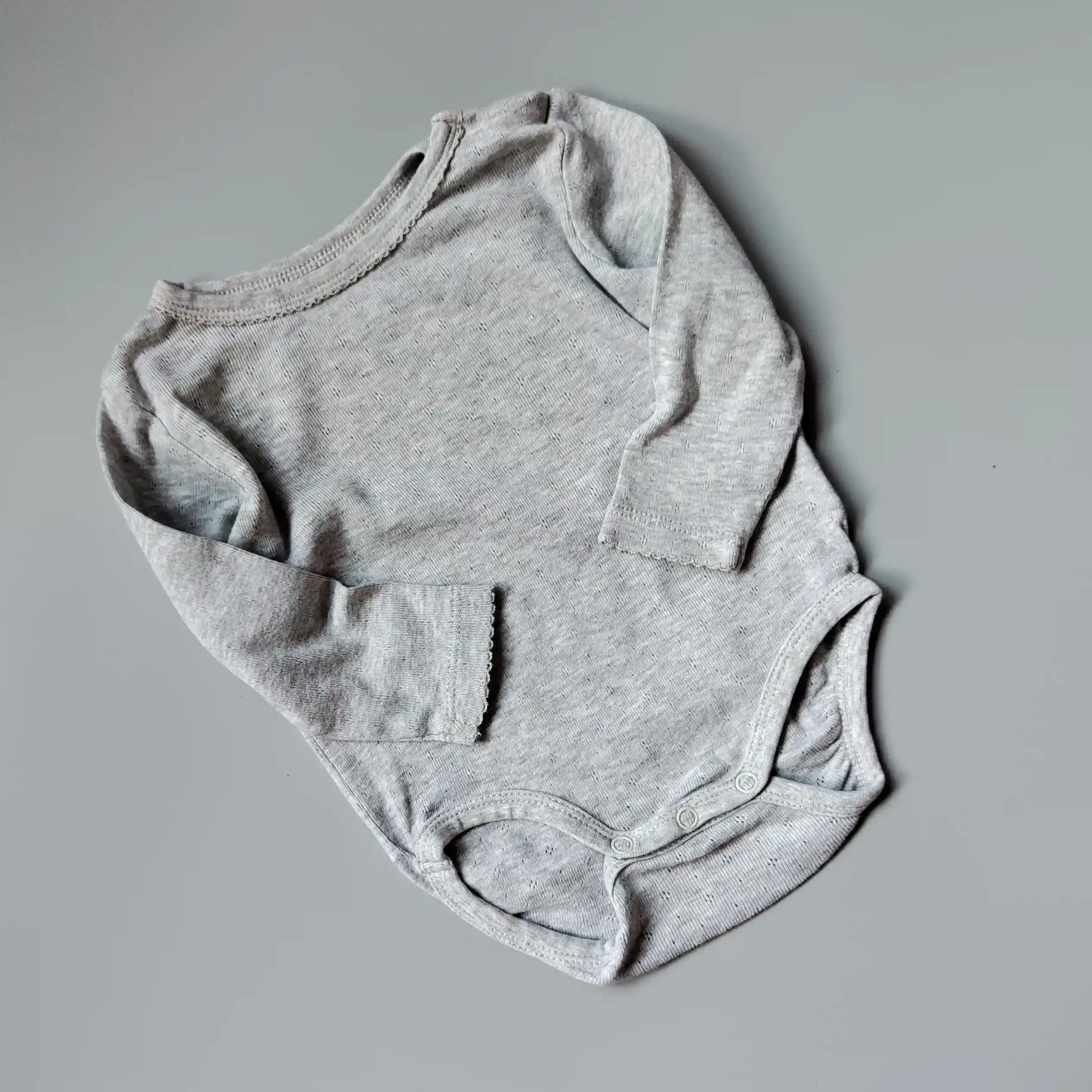 Body H&M vel. 68 šedé perforované