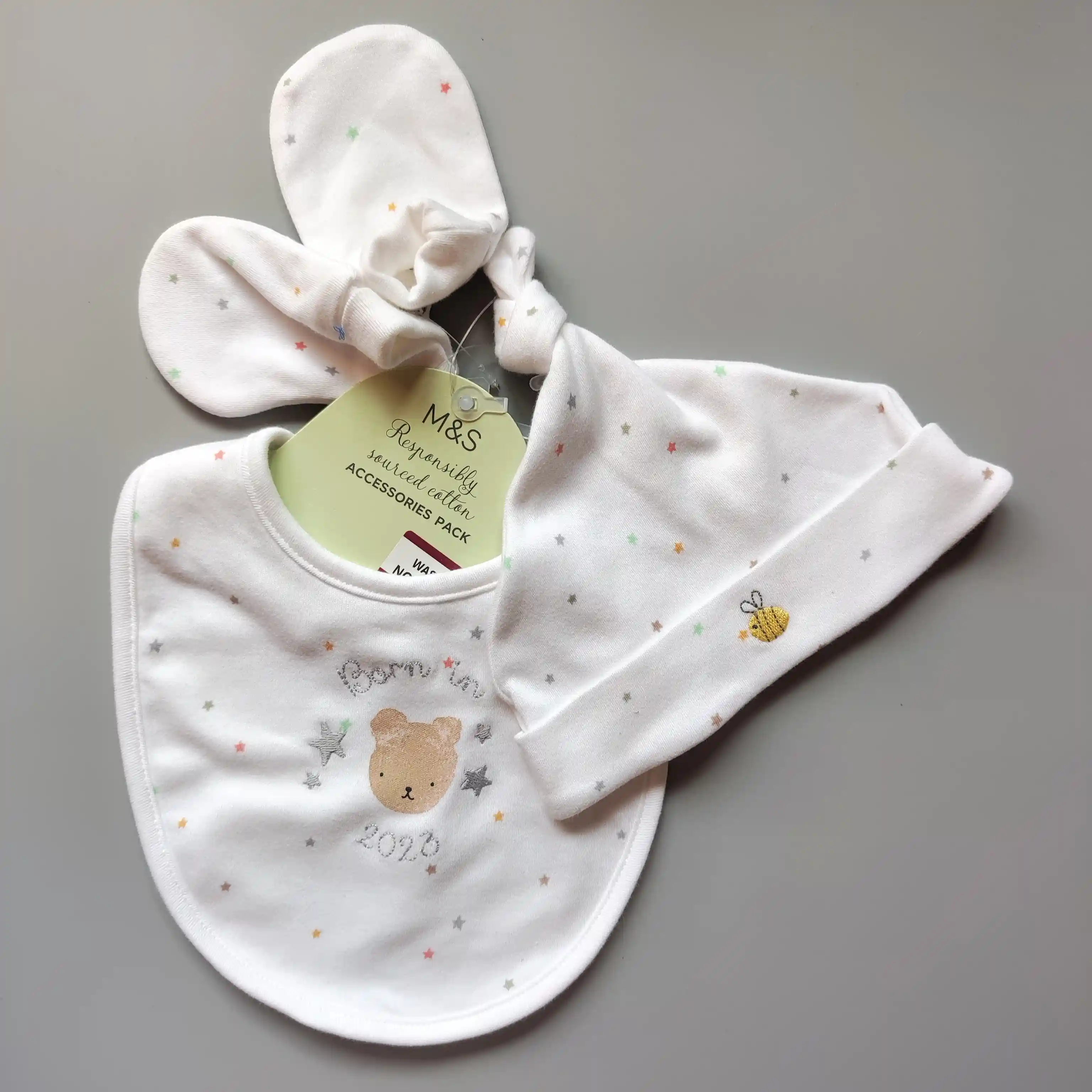 Set čepičky, rukaviček a bryndáčku M&S vel. cca 0-6 měsíců