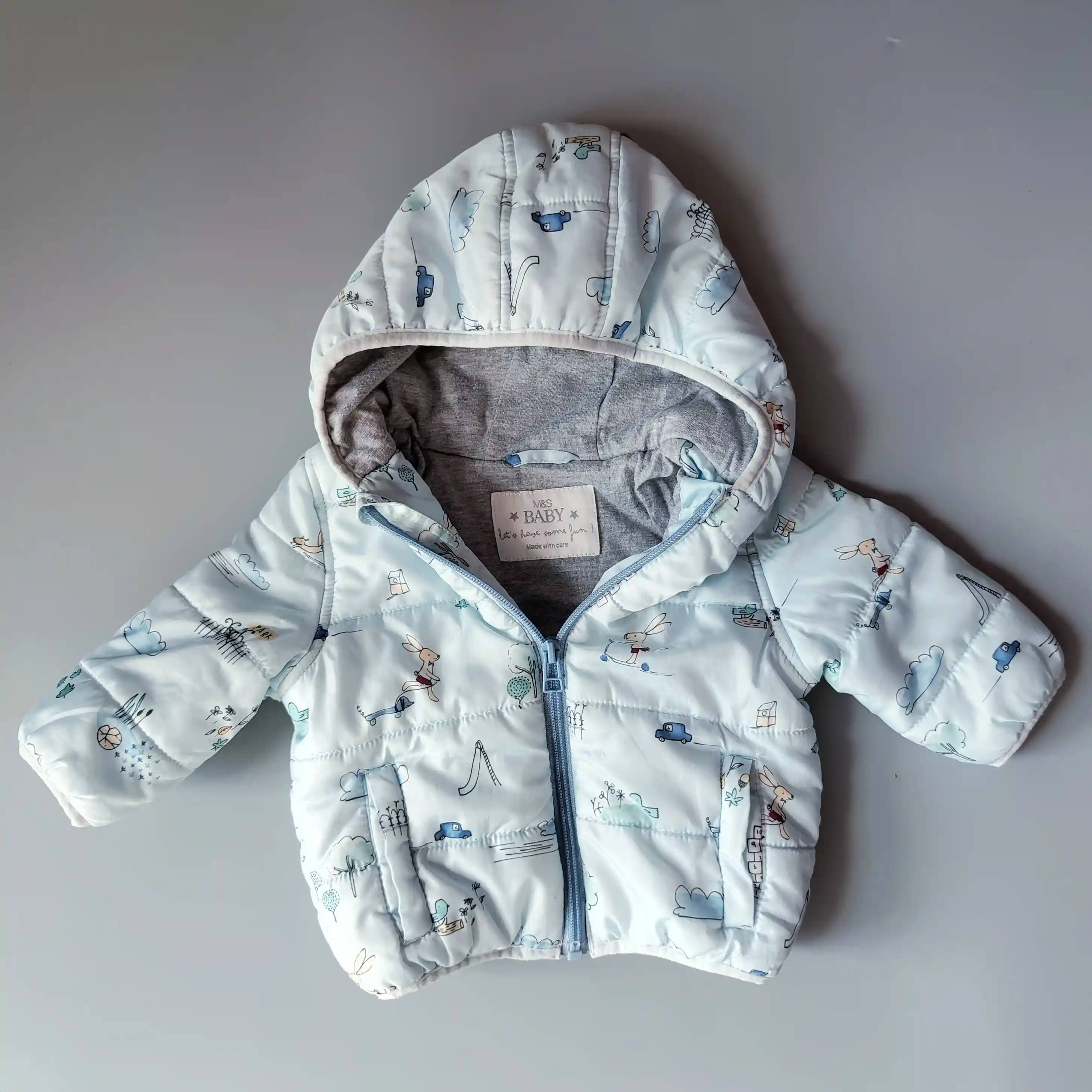 Bunda M&S vel. 68 světle modrá s autíčky