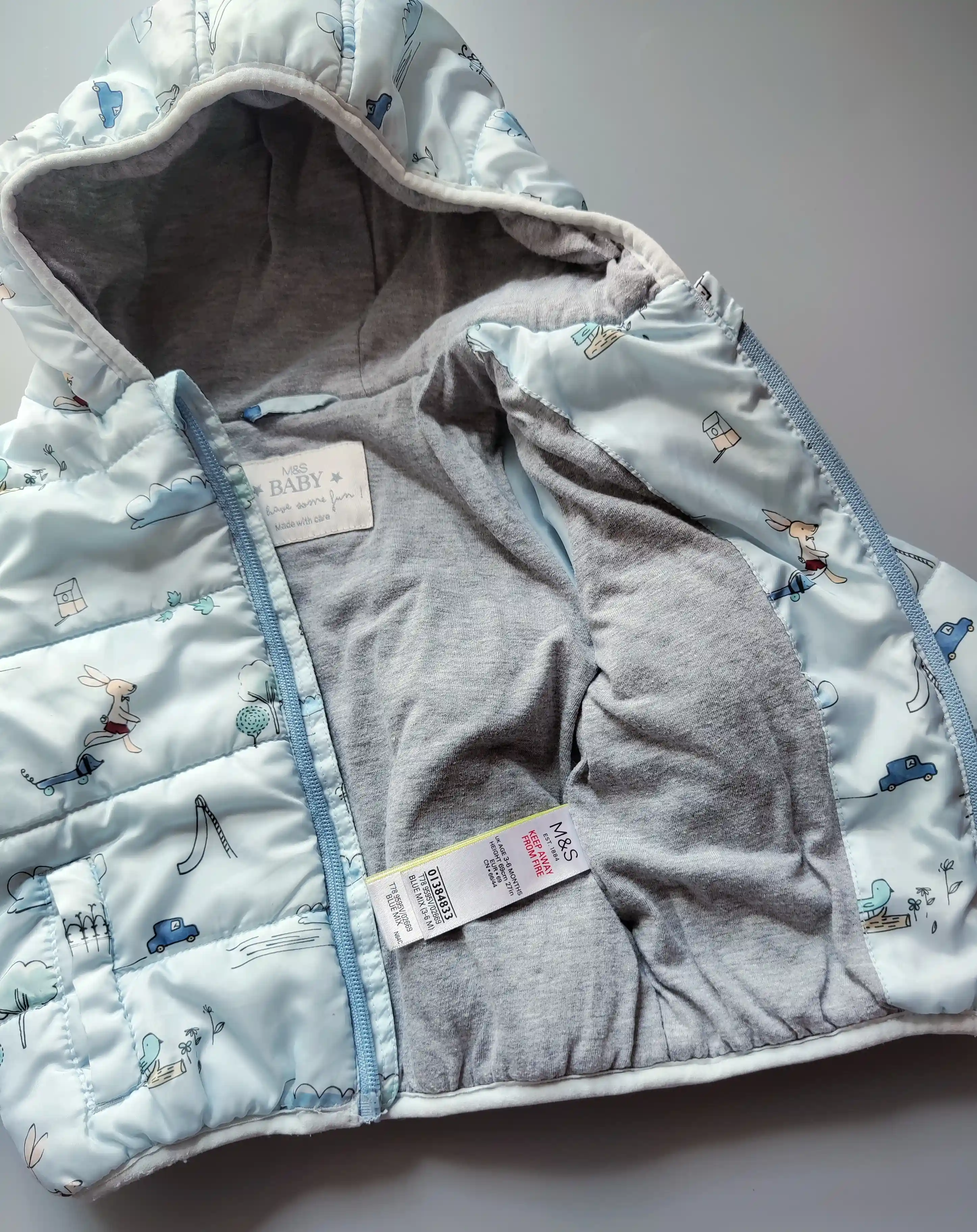 Bunda M&S vel. 68 světle modrá s autíčky