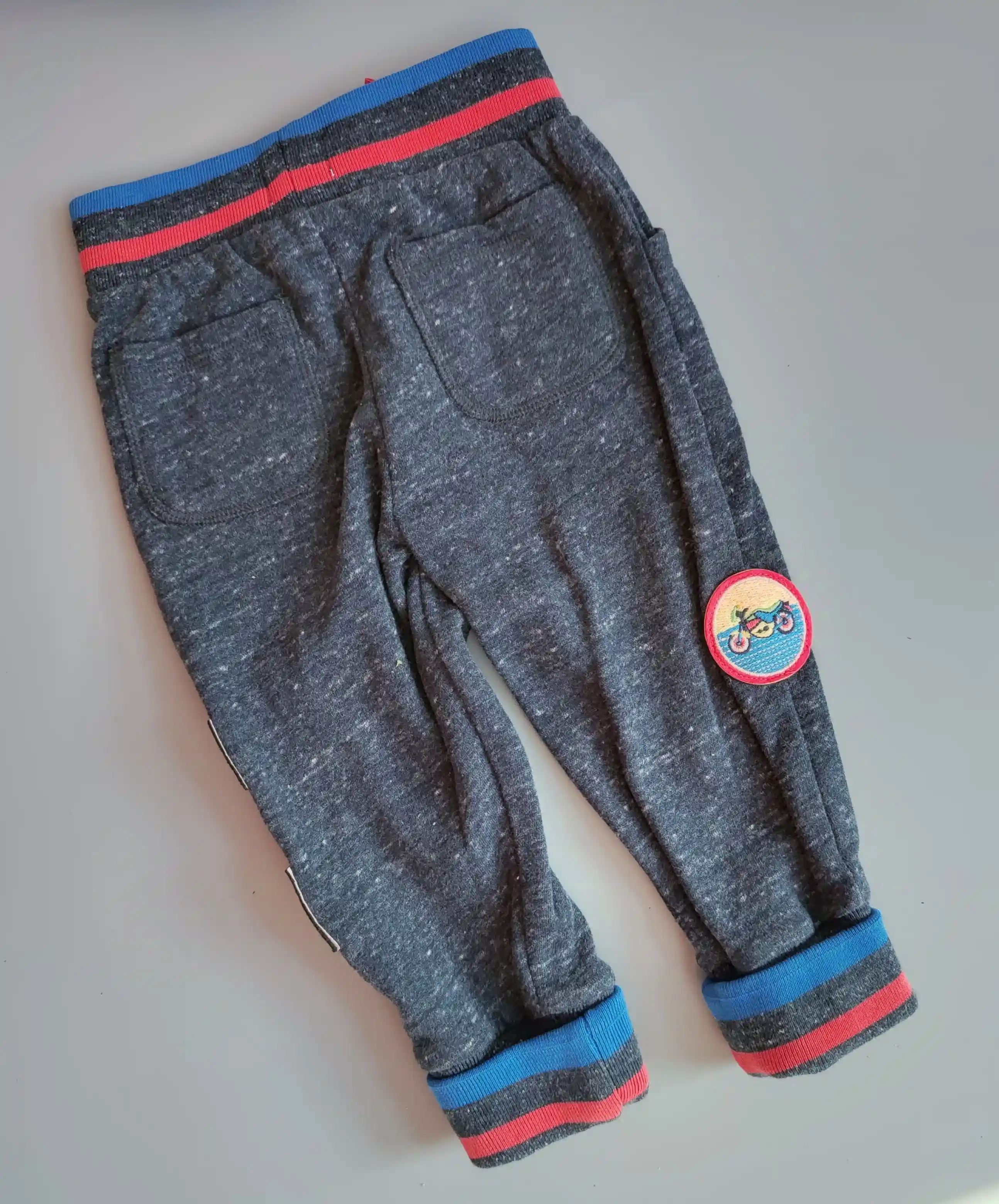 Tepláky Cath Kids vel. 92 s nášivkami