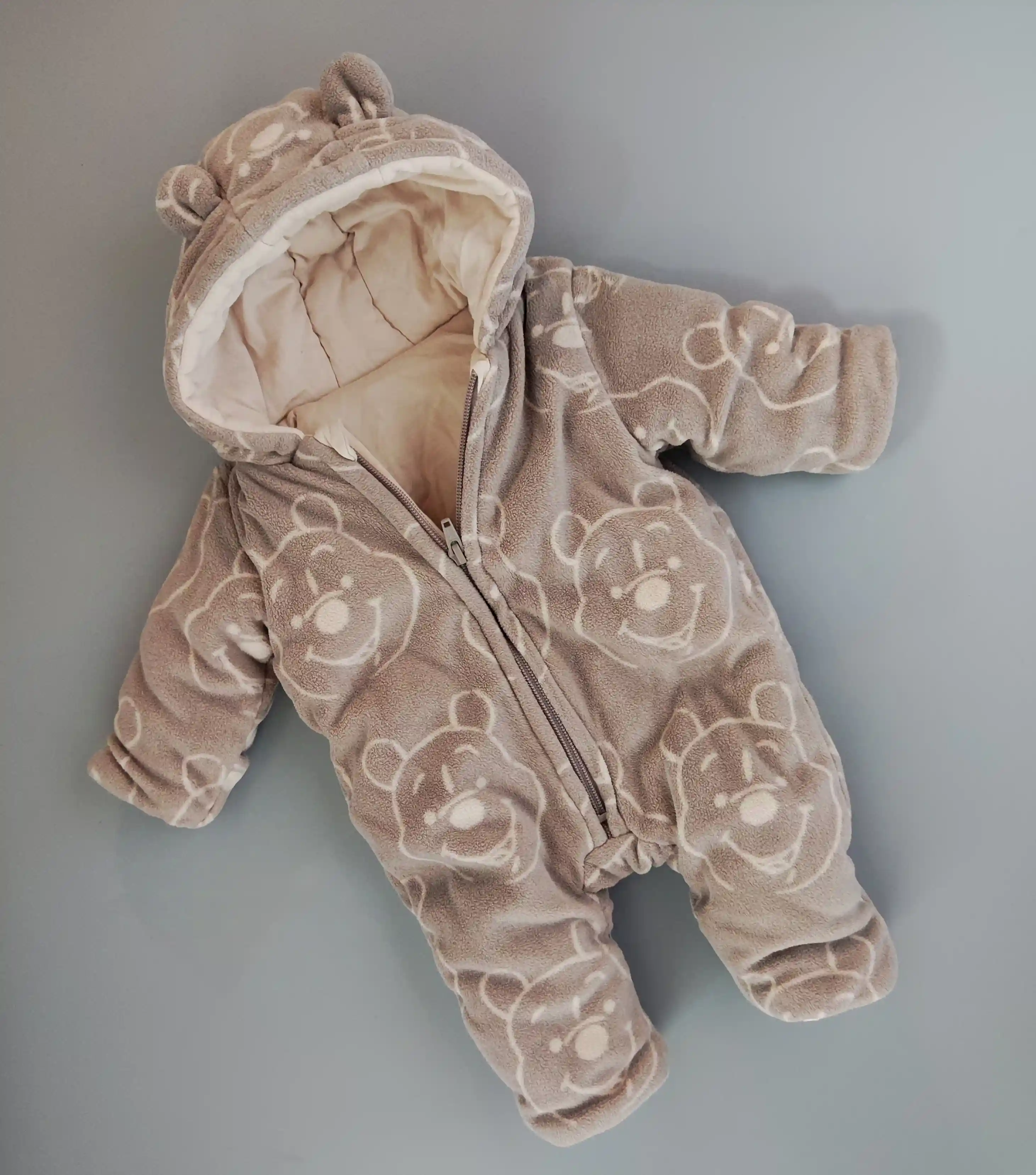 SLEVA - ZNEČIŠTĚNÍ Fleecová kombinéza George Disney vel. 56 (First size) medvídek Pú
