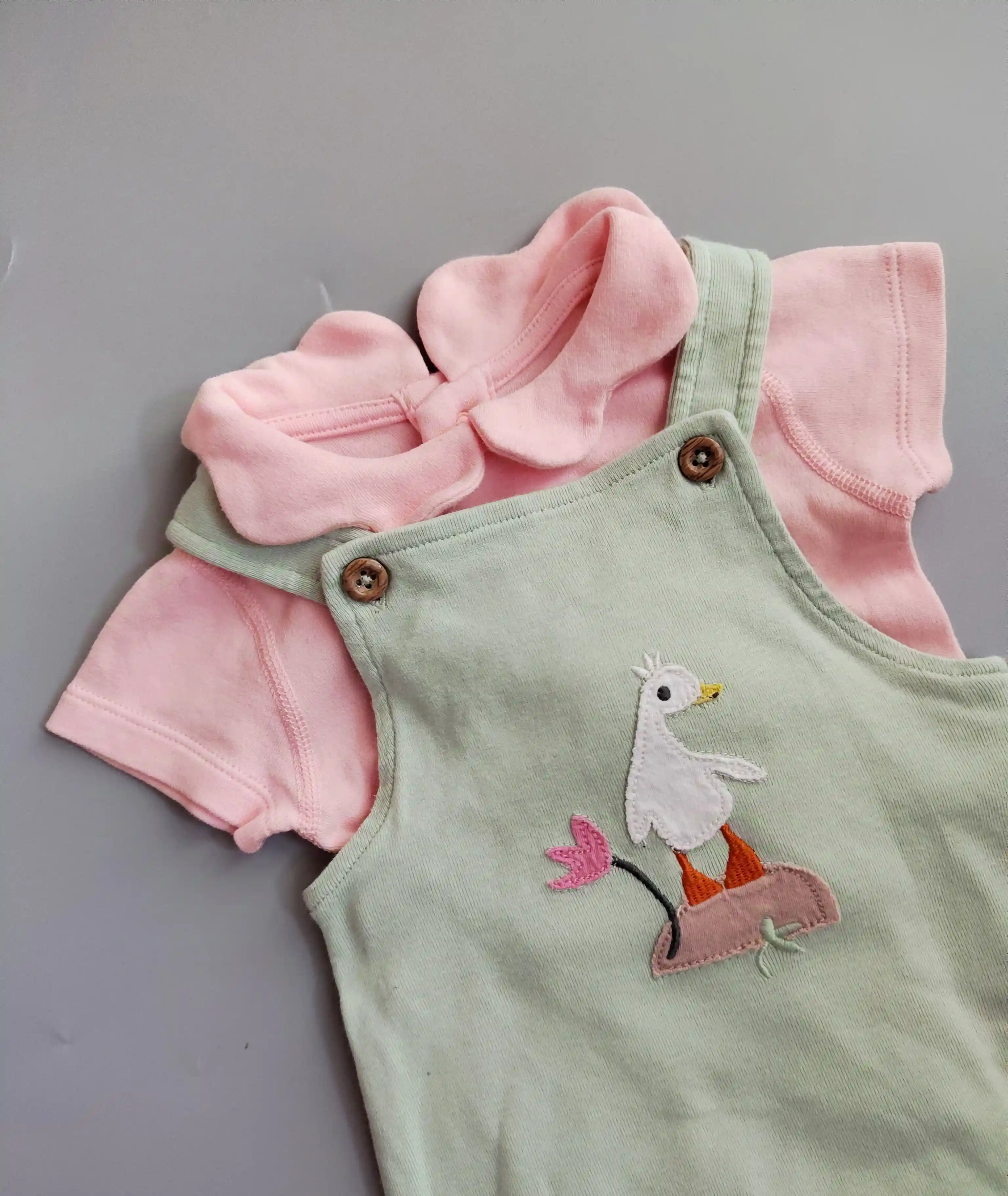 Set M&S vel. 68 zelené lacláče s labutí a body