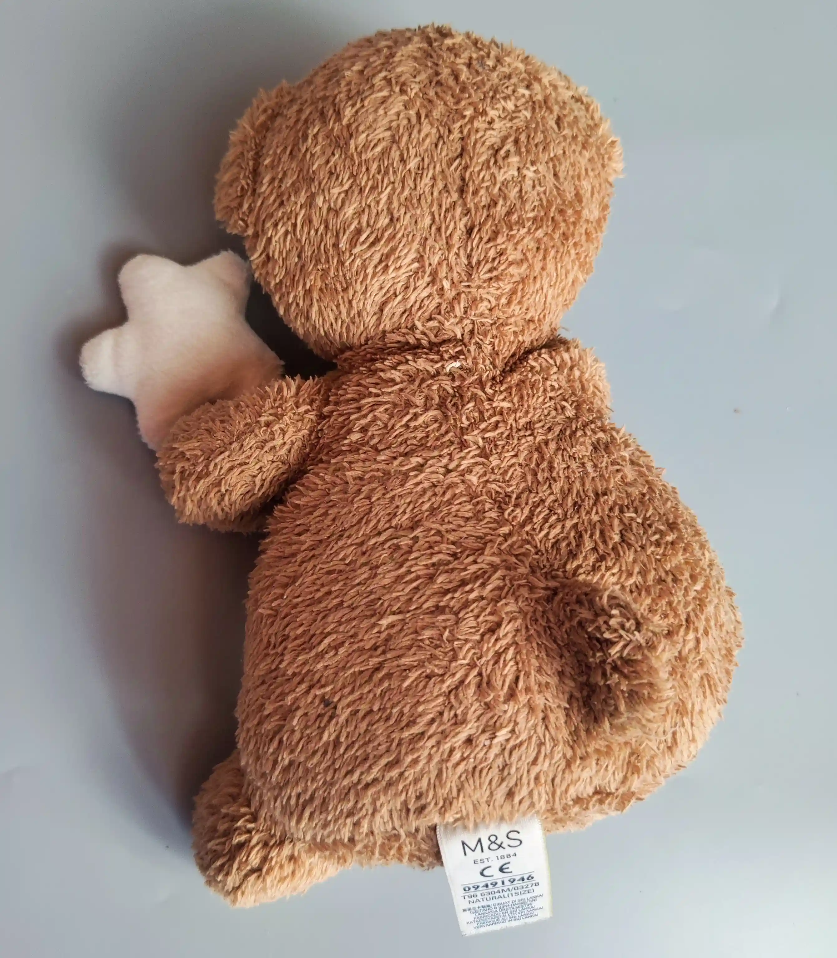 Natahovací hrající medvídek M&S 25 cm