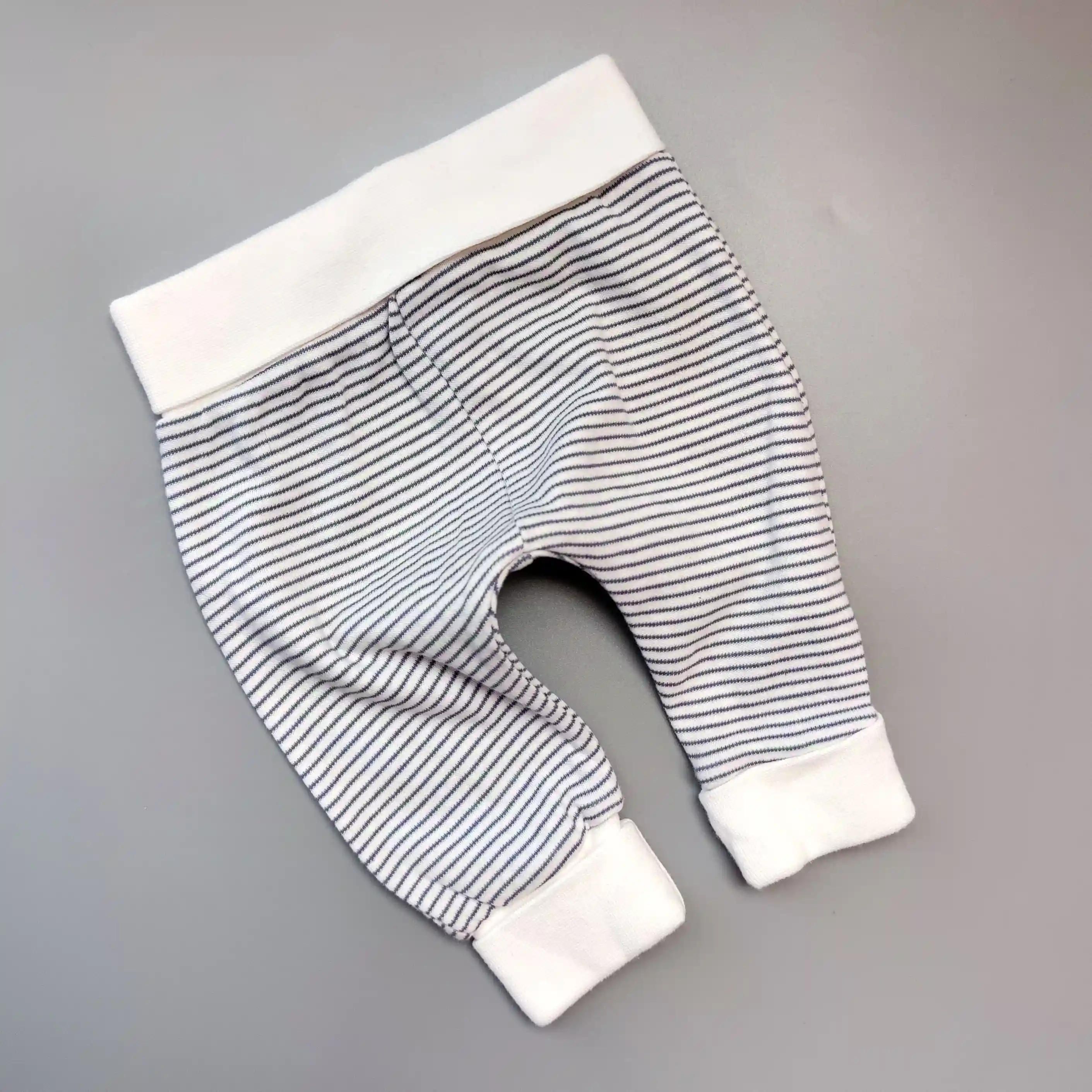 Rostoucí tepláčky Mothercare vel. 56 modrobílé proužkované