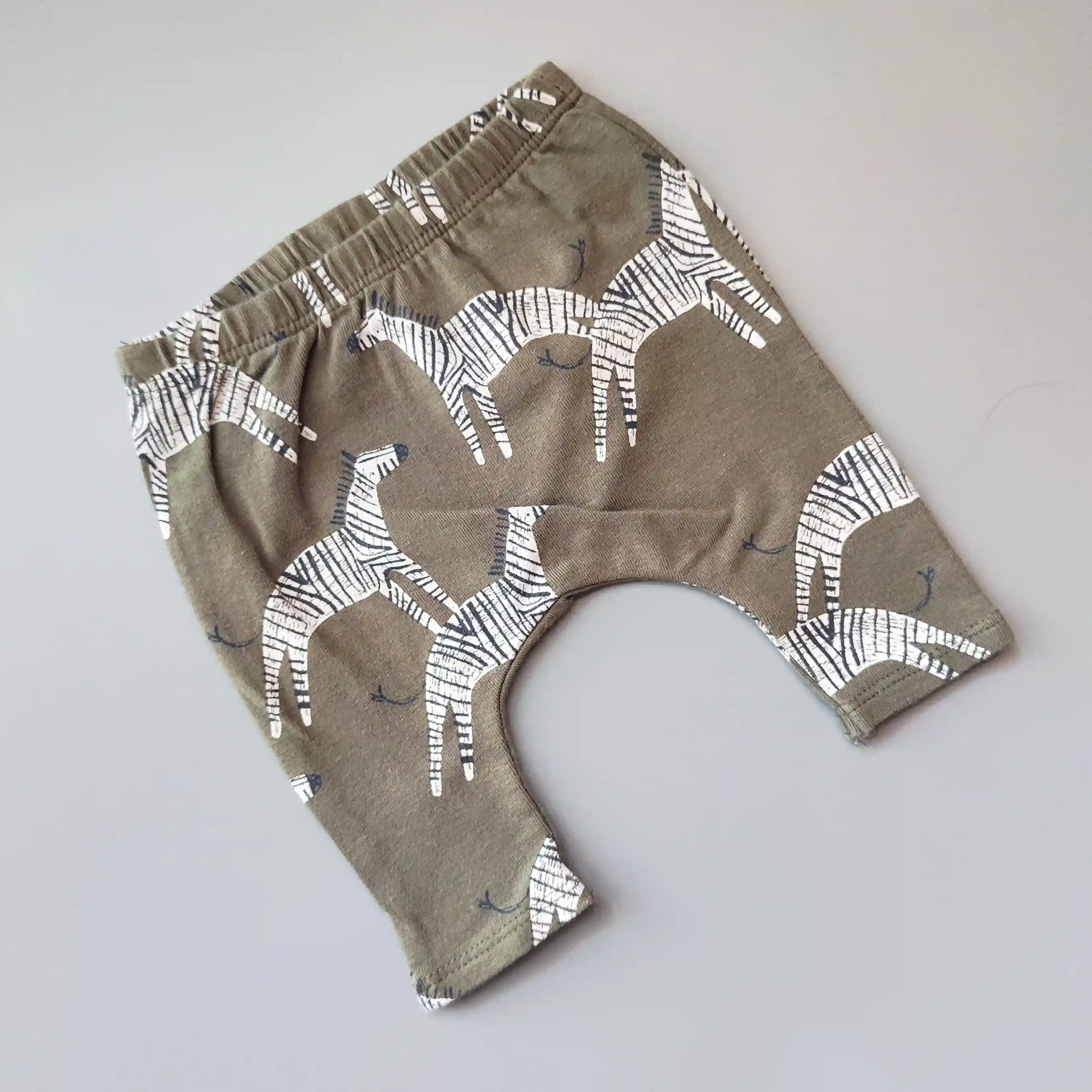 Baggy capri legíny Next vel. 50 khaki se zebrami