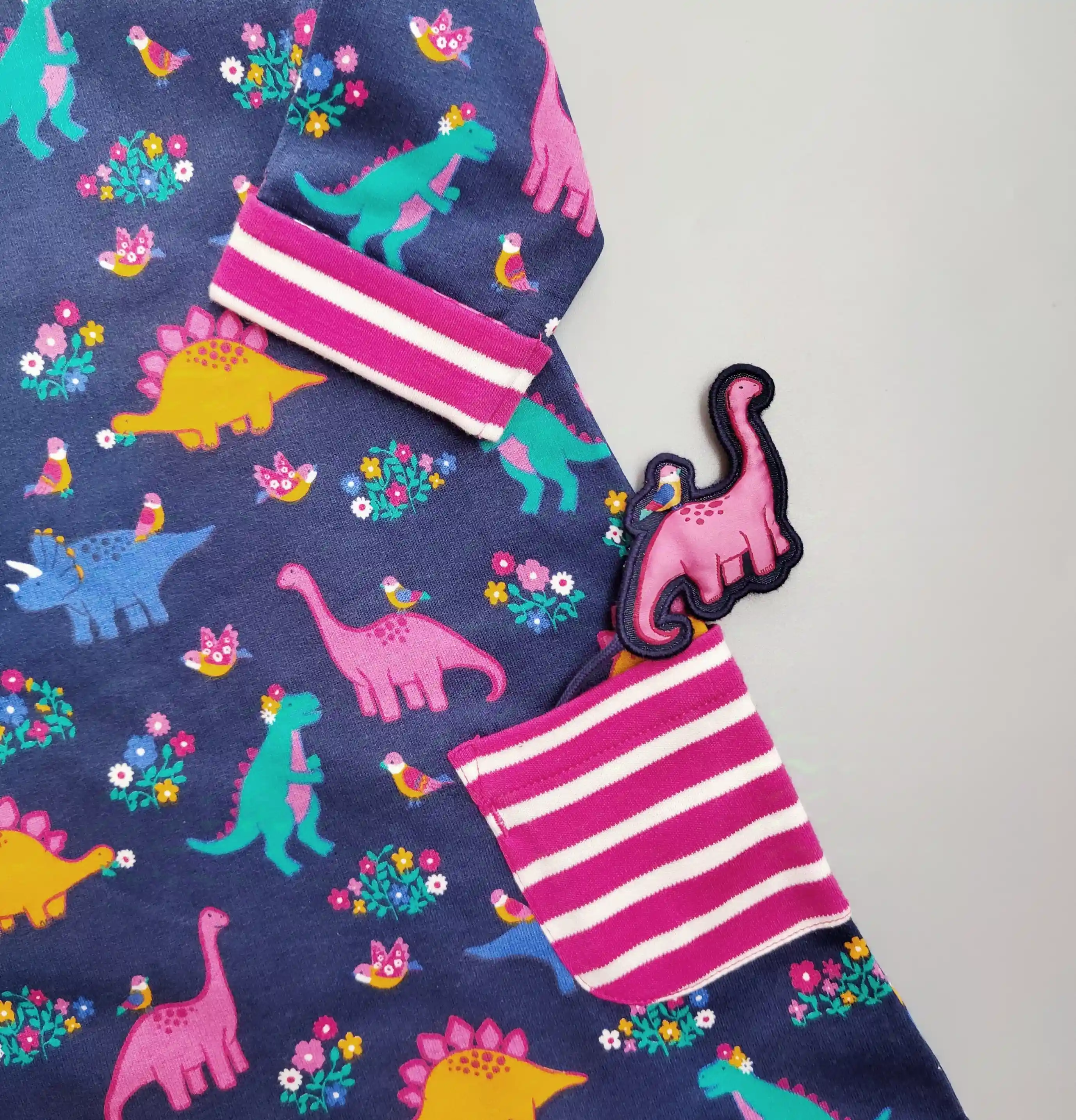 Teplákové šaty Jojo Maman Bébé vel. 98 pestrobarevné s dinosaury