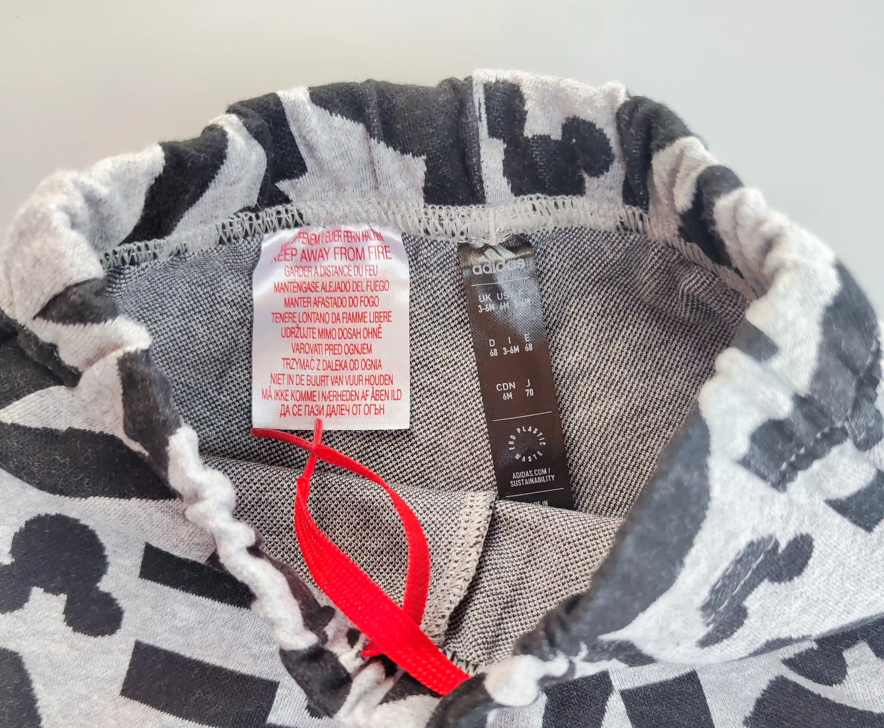 Kraťasy Adidas vel. 68 šedočerné Mickey