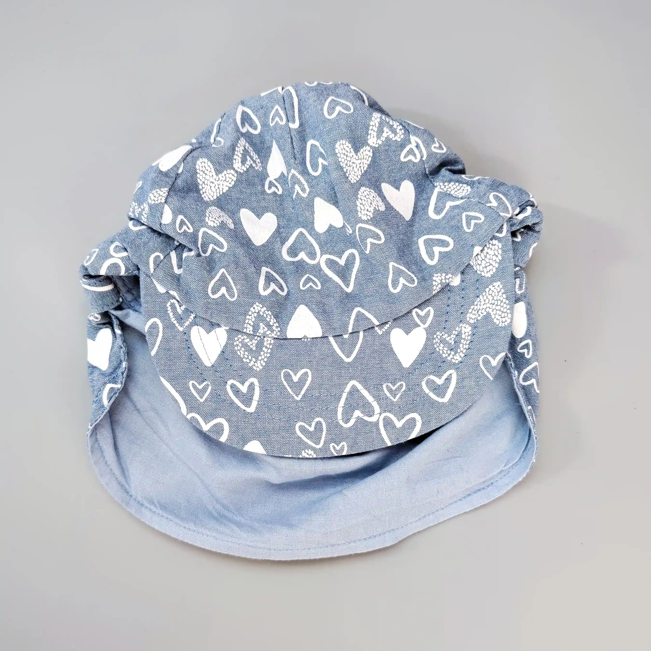 Čepice se štítkem Mothercare vel. 6 - 12 měs modrá srdíčková