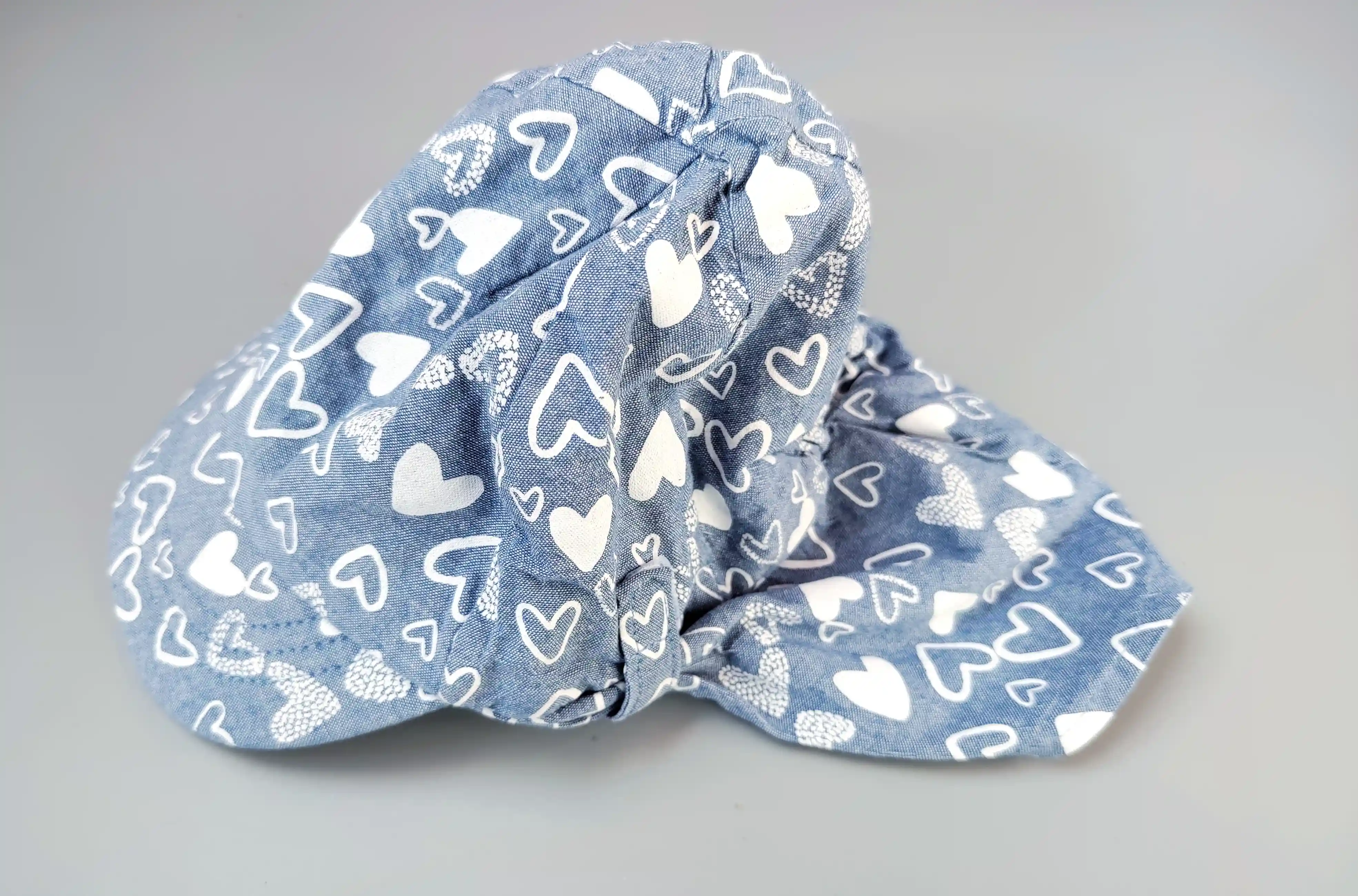 Čepice se štítkem Mothercare vel. 6 - 12 měs modrá srdíčková