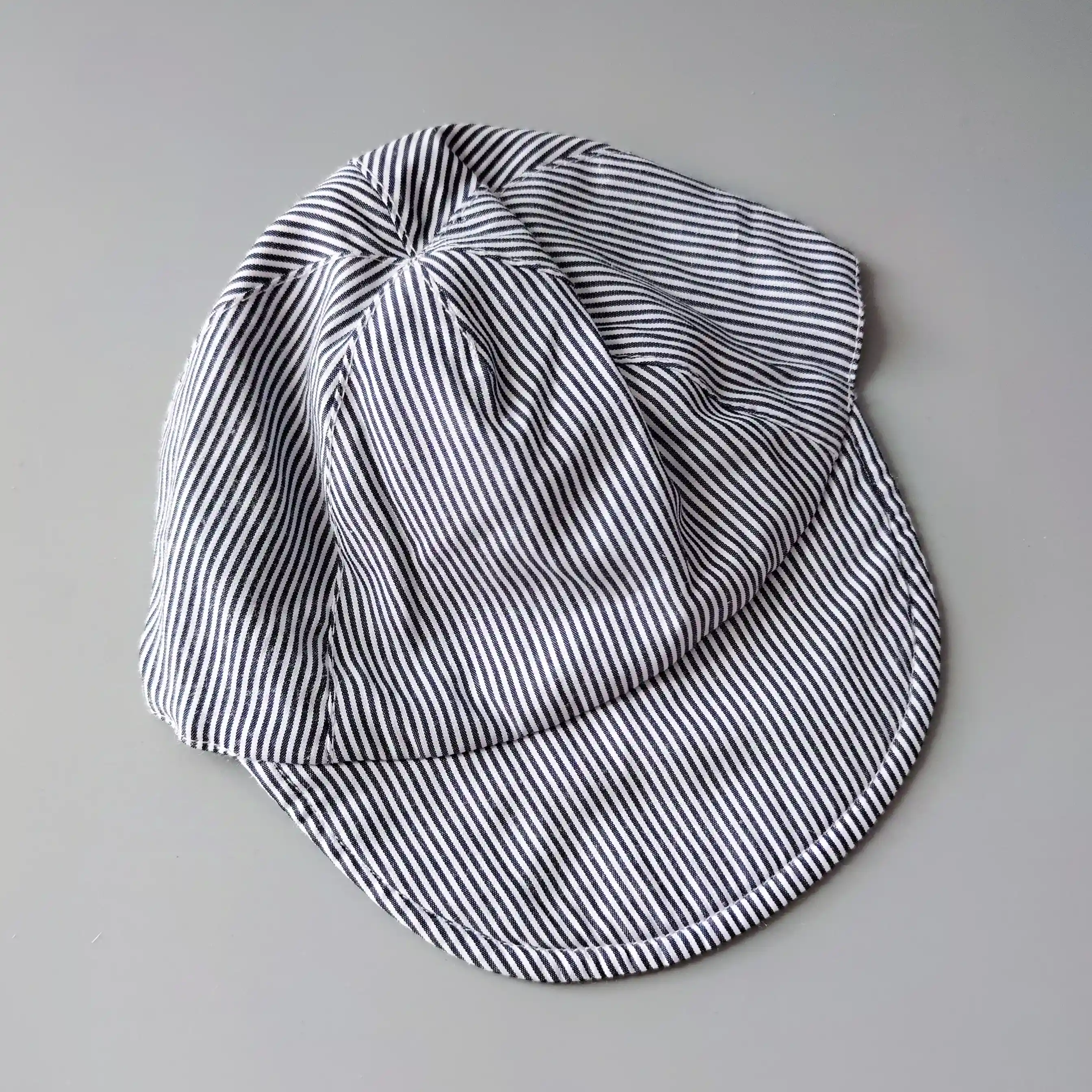 Čepice se štítkem George vel. 56 modré proužky