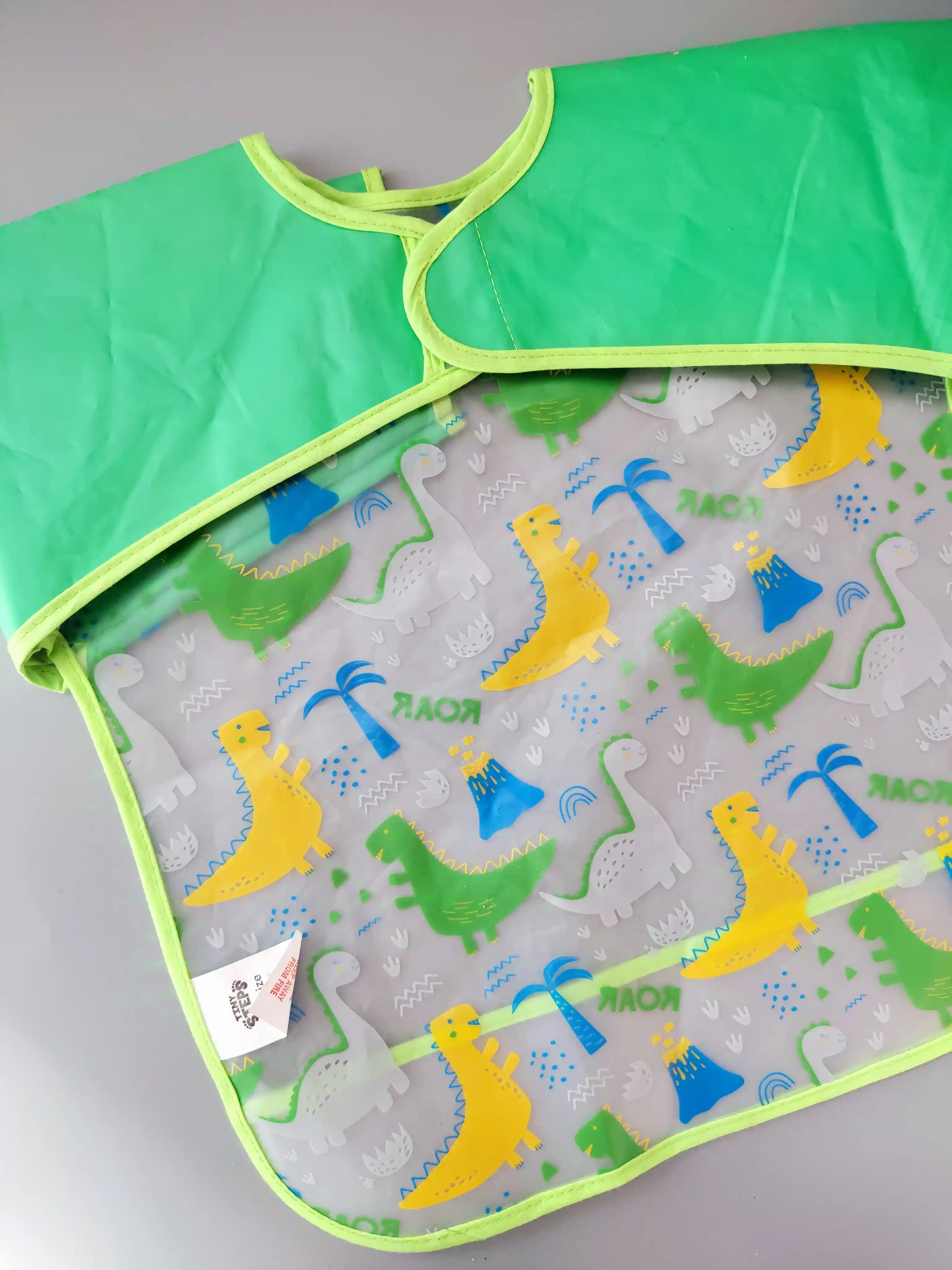 Omyvatelný bryndáček Tiny Step zelený s rukávy