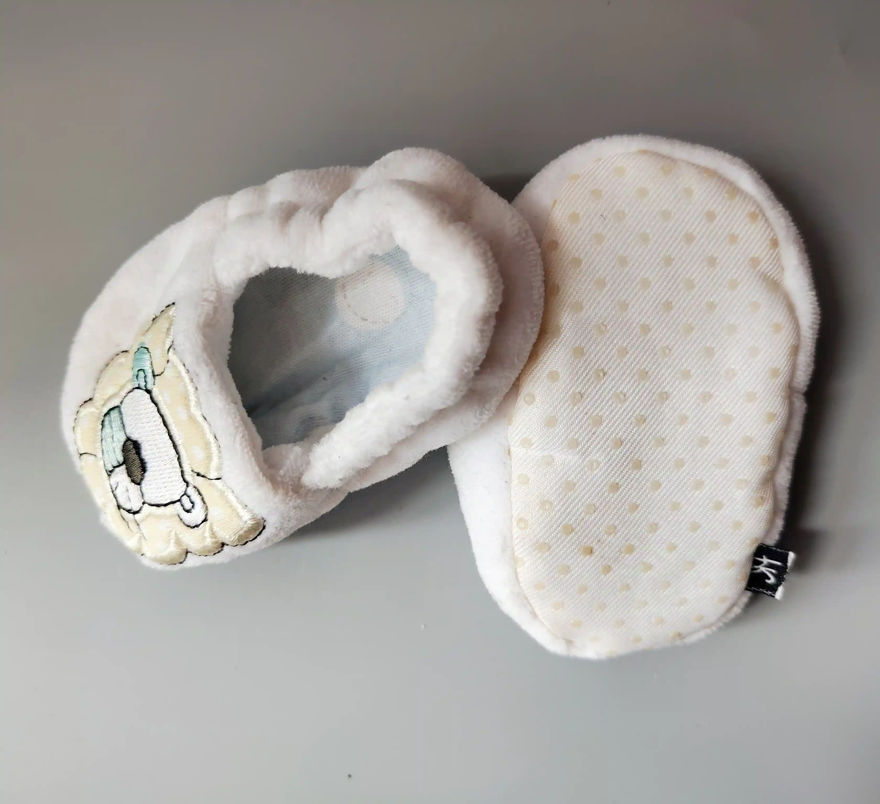 Velurové capáčky se lvem 