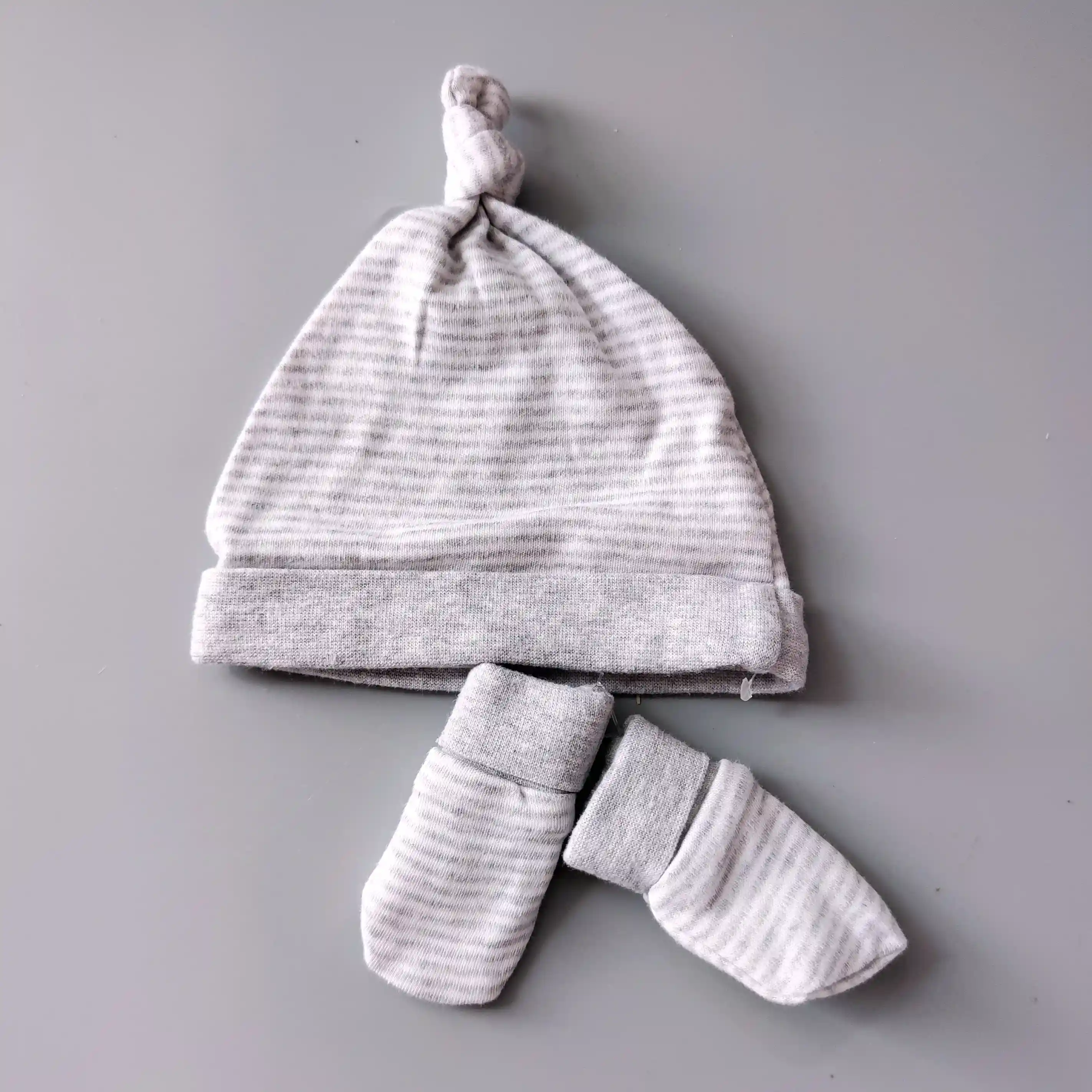 Čepička a rukavičky Mamas & Papas vel. 56 šedá proužkovaná