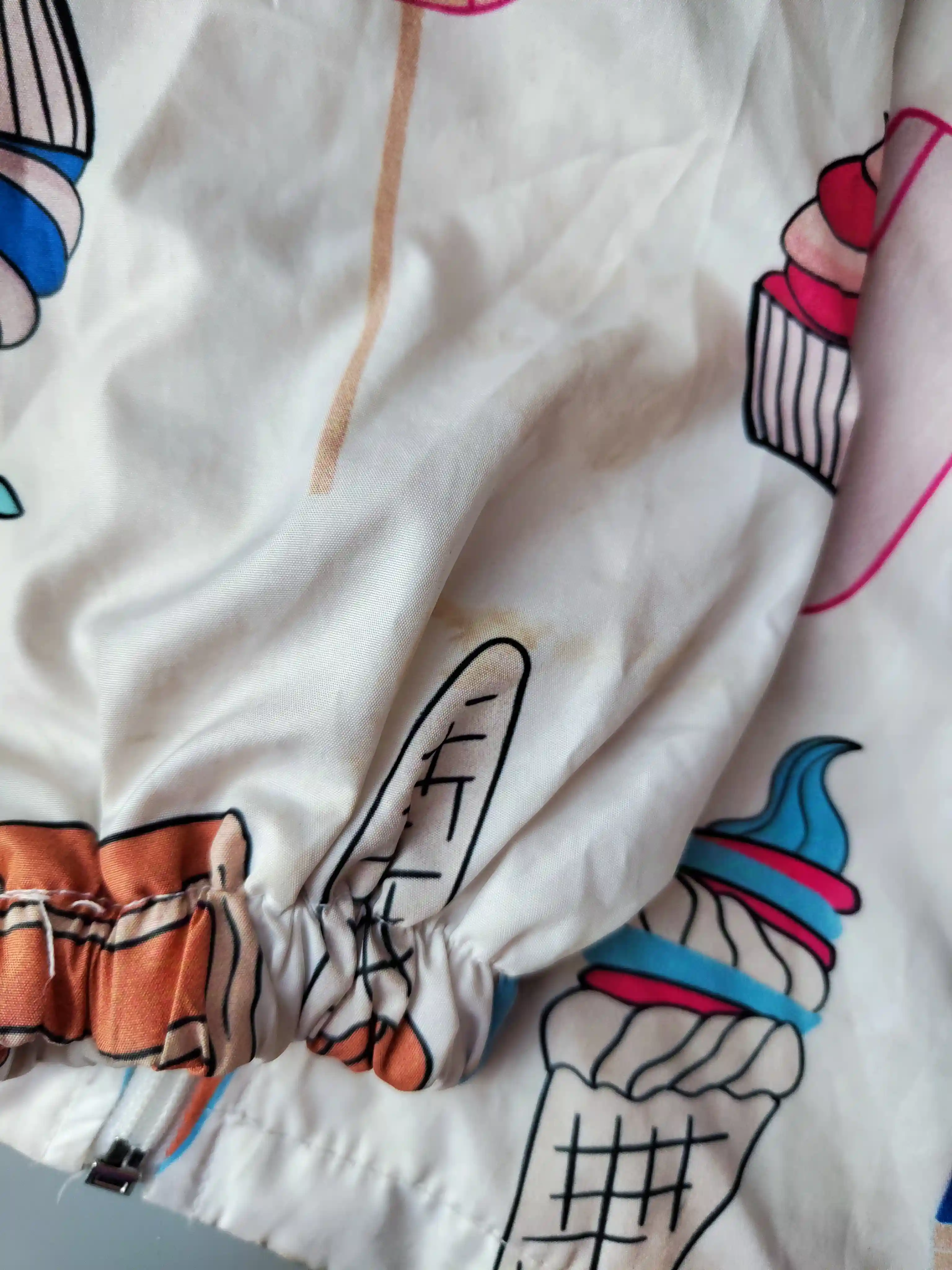 Větrovka vel. 128 bílá se sladkostmi