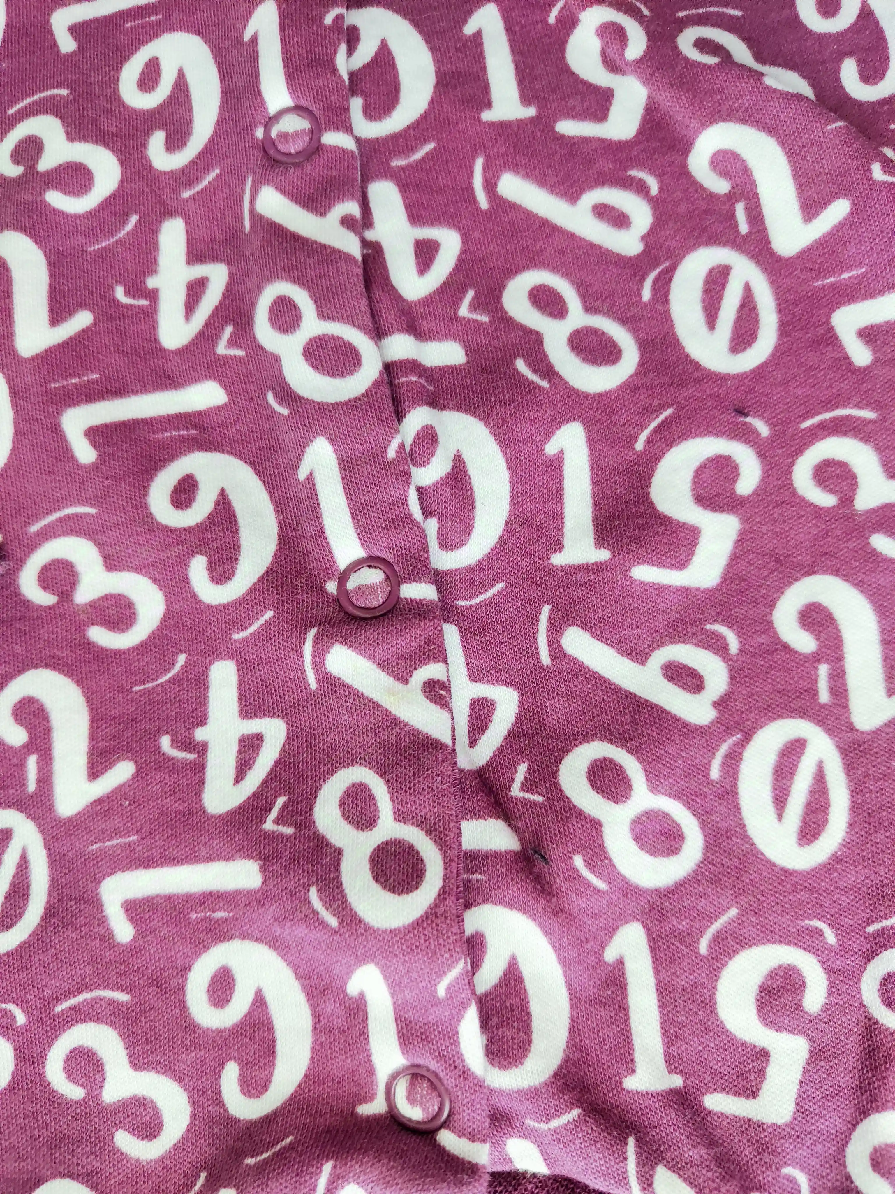 Overal s čísly vel. 62 fialový