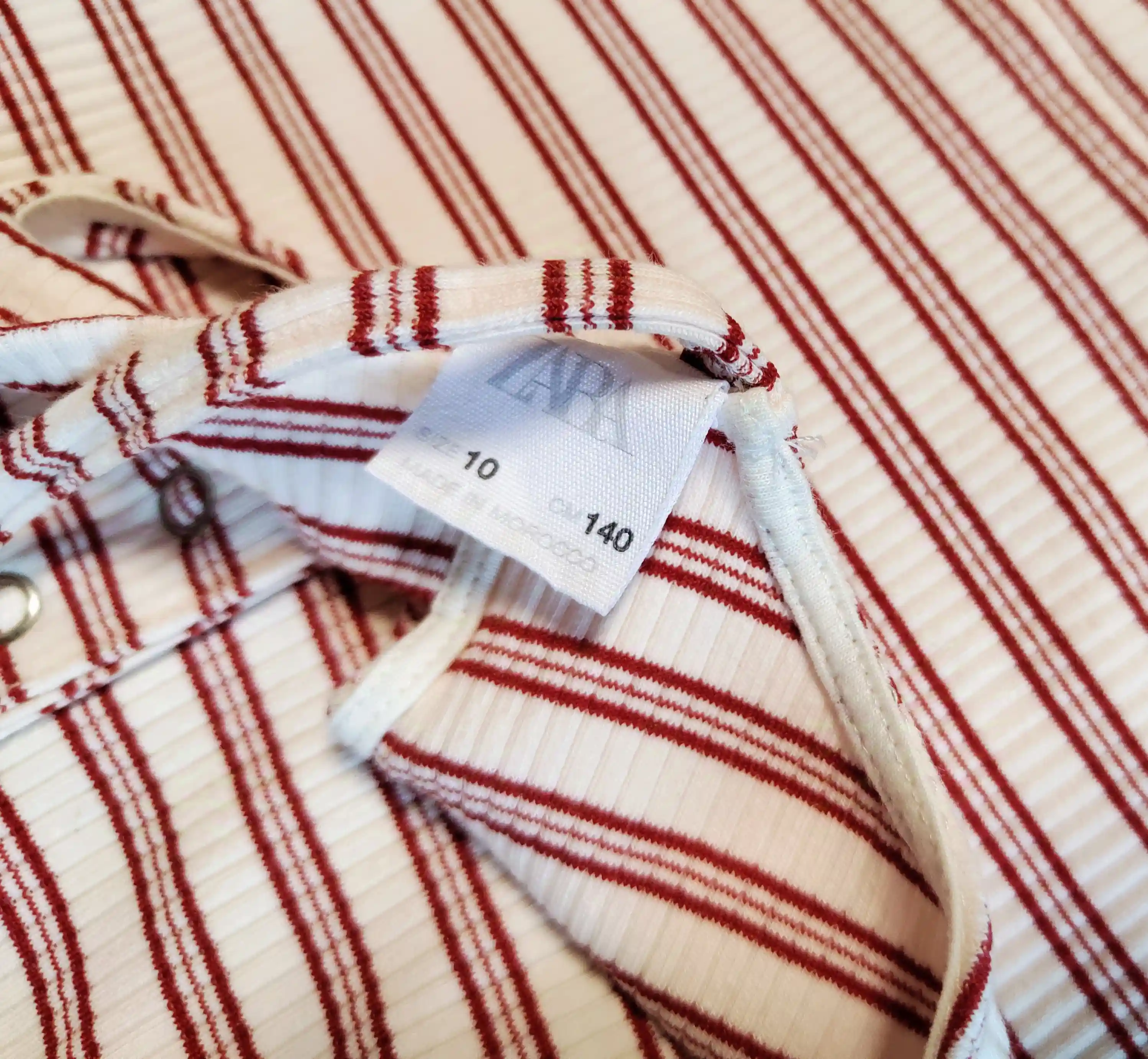 Žebrované šaty Zara vel. 140 bíločervené proužkované