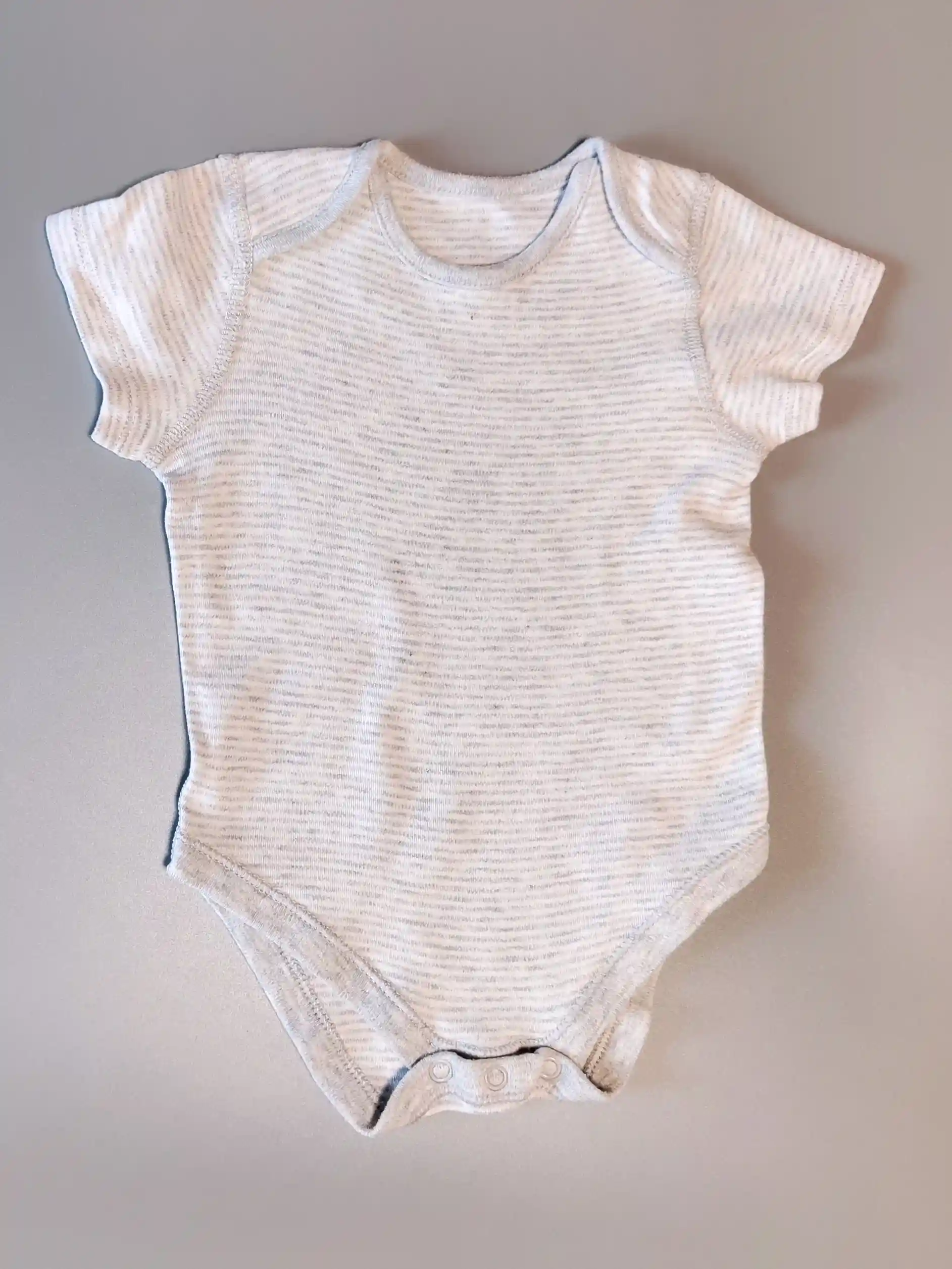 Body M&S vel. 80 šedé proužkované krátký rukáv