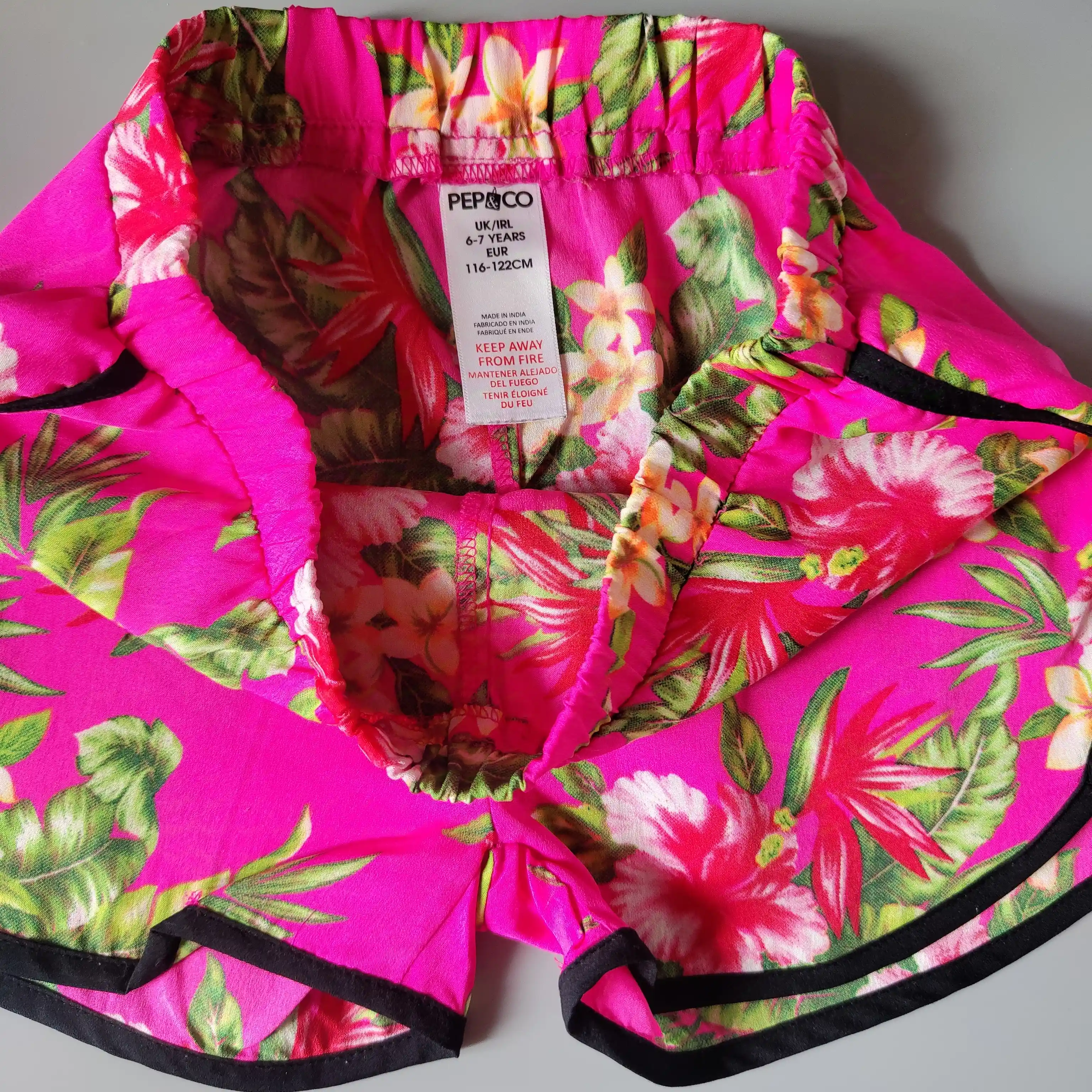 Lehoučké kraťasy Pepco vel. 122 růžové s květinami