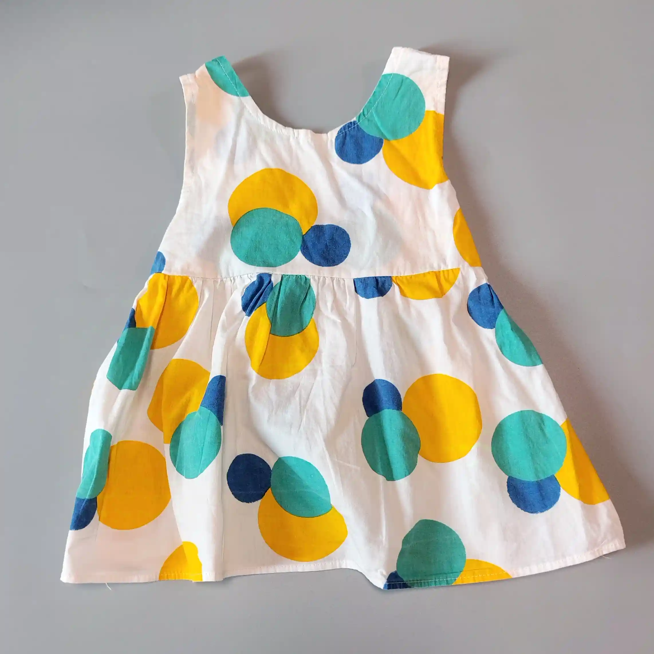 Letní top s puntíky a našlí vzadu vel. 122