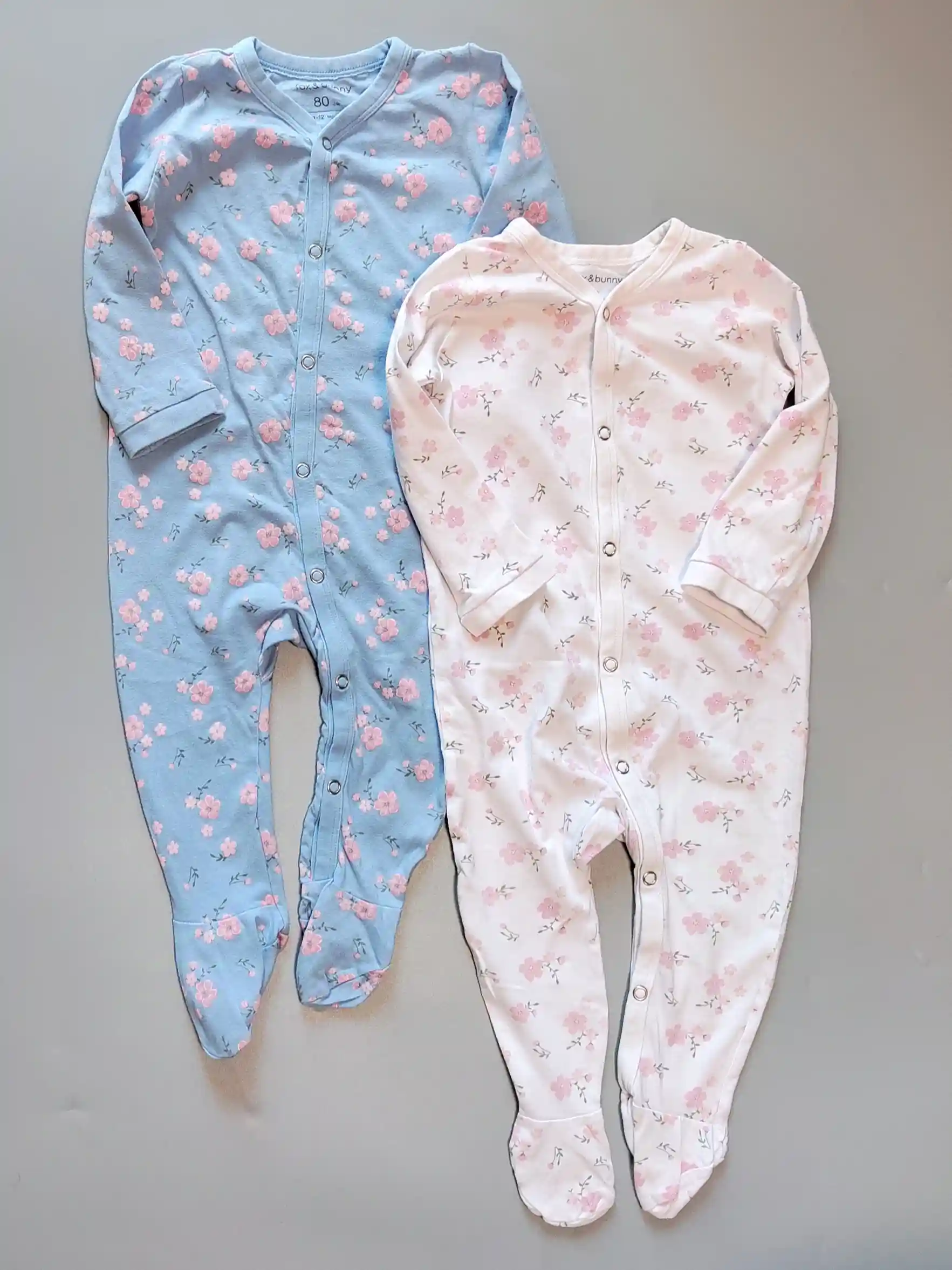 Set svou overalů Sinsay vel. 80 bílý a modrý květovaný
