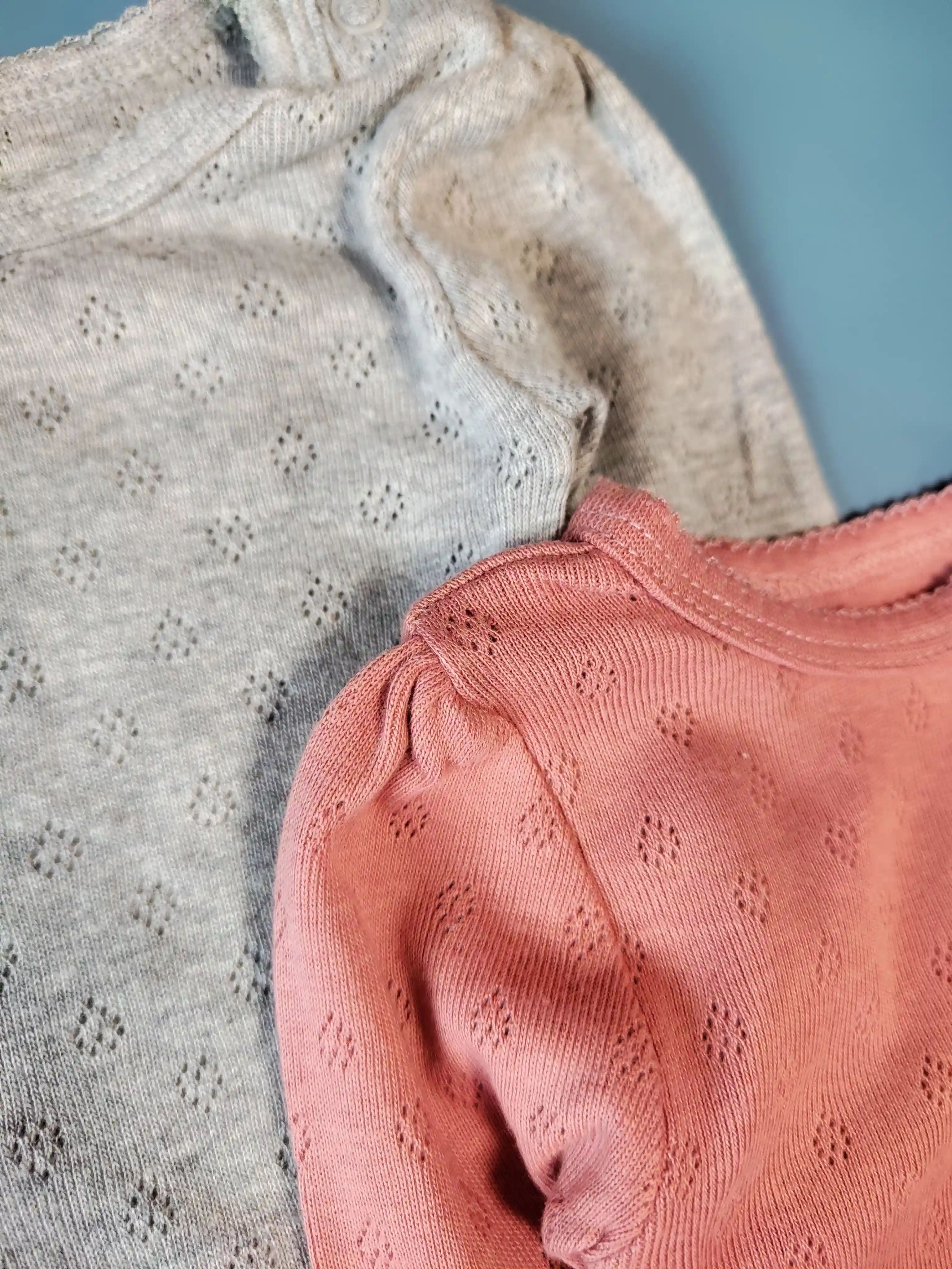 Set dvou body Primark vel. 50 šedé a růžové a perforovanými srdíčky