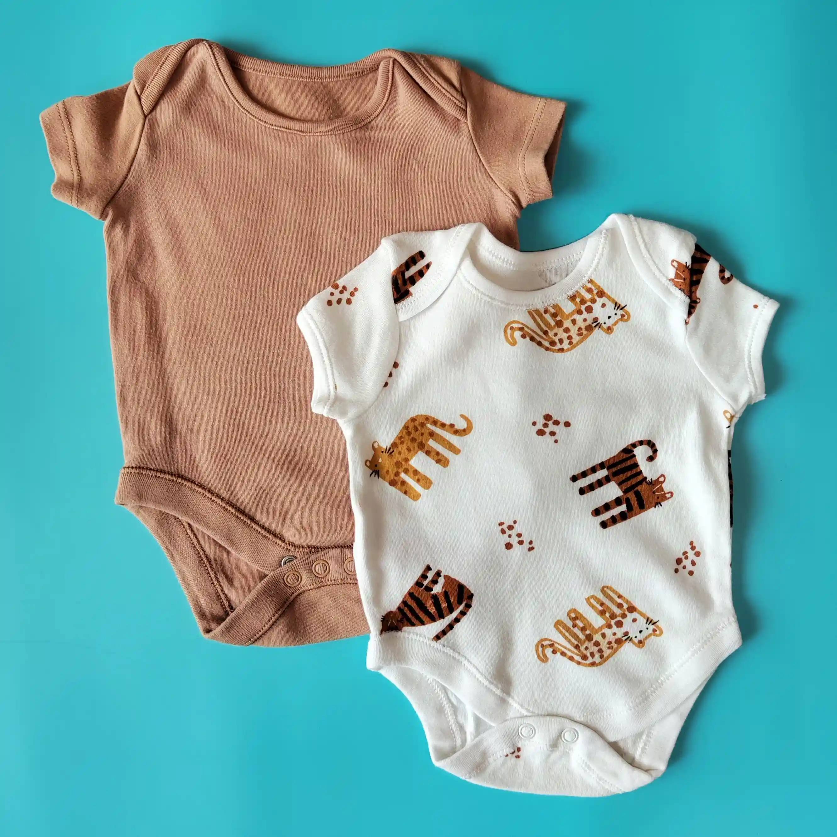 Set dvou body Primark + F&F vel. 62 hnědé a bílé s tygry