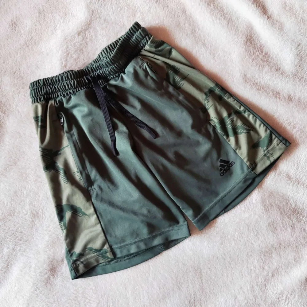Sportovní kraťasy Adidas vel. 128