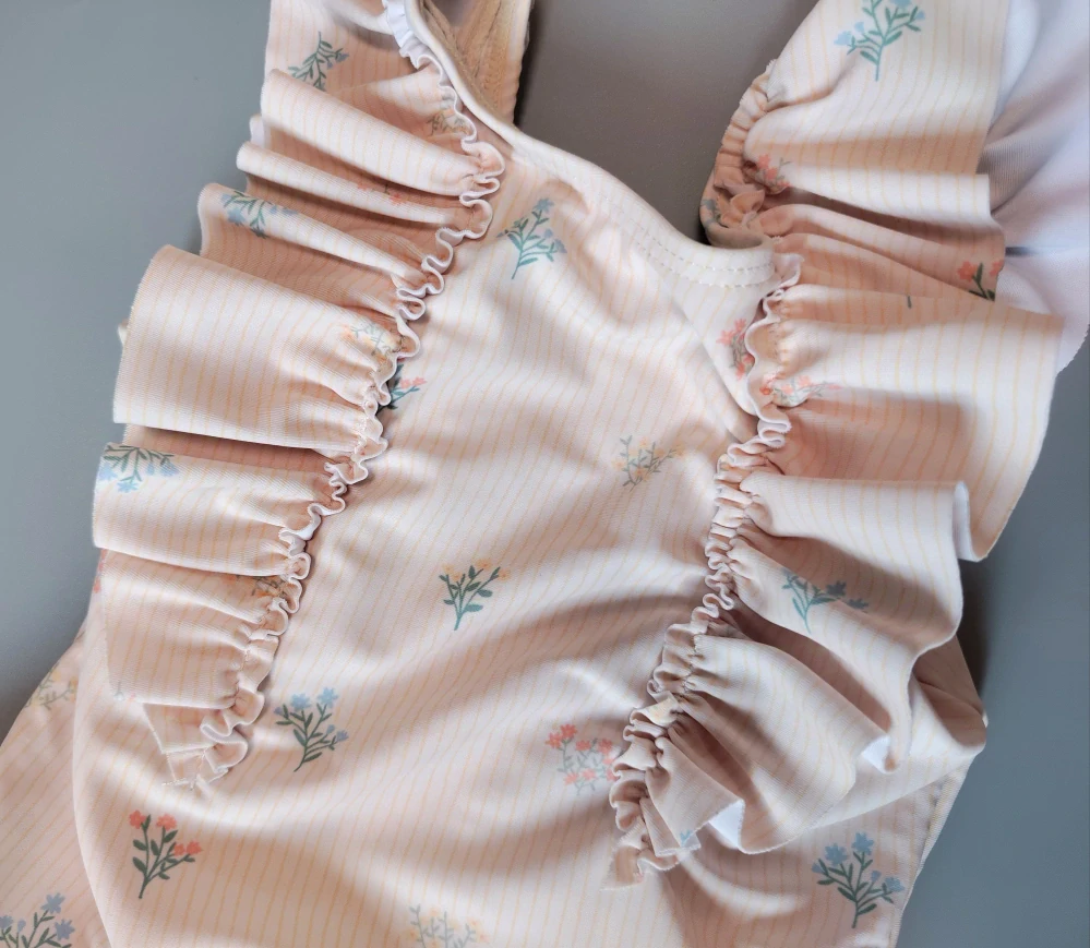 Plavky George vel. 74 světle žlutobéžové proužkované s volánky