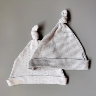 Set dvou čepiček Waitrose vel. 6-12 měsíců