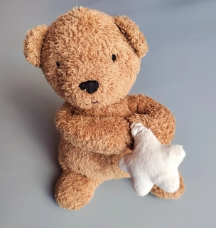 Natahovací hrající medvídek M&S 25 cm