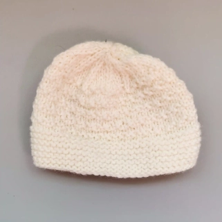 Bílá pletená čepička