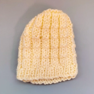 Žlutá pletená čepička