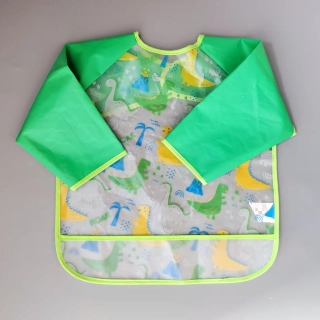 Omyvatelný bryndáček Tiny Step zelený s rukávy