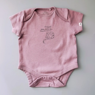 Body Next vel. 62 fialové s leopardem