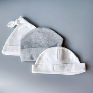 Set tří bavlněných čepiček pro miminko