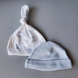 Set dvou čepiček pro novorozence bílá a modrá