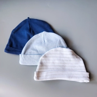Set tří bavlněných čepiček vel. 62 modré a pruhovaná