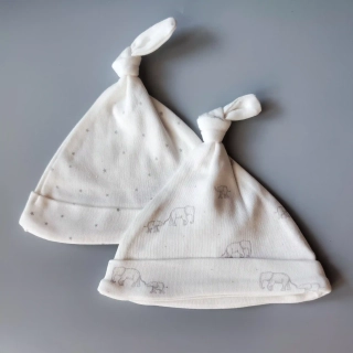 Set dvou bavlněných čepiček Next vel. 50 bílá se slony a s hvězdičkami