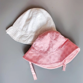 Set dvou bavlněných krajkových kloboučků vel. 62 bílý a růžový