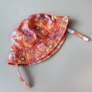 Bavlněný klobouček George vel. 62 oranžový s barevnými zvířátky