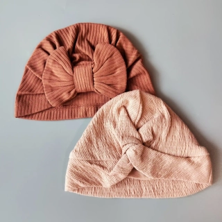 Set dvou čepiček Next vel. 50 béžová a hnědá žebrovaná