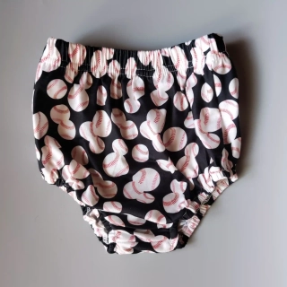 Kalhoty přes plenku s baseballovými míčky