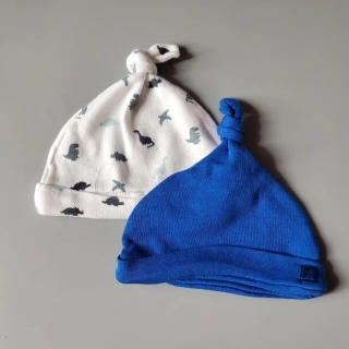Set dvou čepiček s uzlem vel. 0 - 3 měsíce modrá a bílá s dinosaury