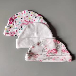 Set tří Newborn čepiček pro holčičku