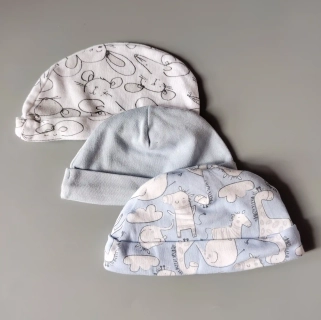 Set tří čepiček pro miminko v modré a bílé barvě 