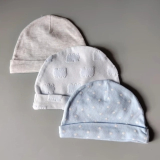 Set tří čepiček pro chlapečka modrá s hvězdičkami a vláčky a šedá