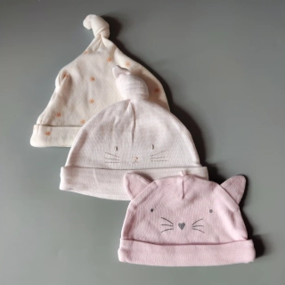 Set tří čepiček s kočičkou a květinkami vel. 0 - 6 měs